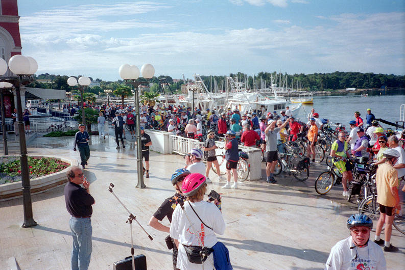 Beginn des istrischen Radfr�hlinhs in Porec