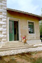 Eingangst�r zum �kozentrum in Beli auf der Insel Cres