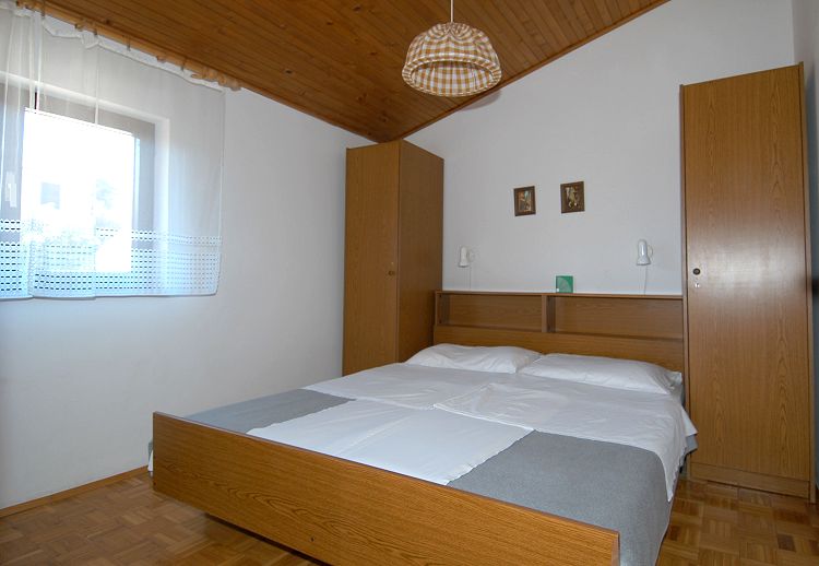 2 bis 3-Personenapp.**, (ca. 28 mq) bestehend aus DZ, K�che mit Couch & Balkon S�d, DU/WC auf dem Gang, 2. Stock.<br><br>Ausstattung: E-Herd mit 4 Kochplatten, K�hlschrank, Kaffe- und Brotmaschine, E-Wk.,  Pension Theimer Mali Losinj