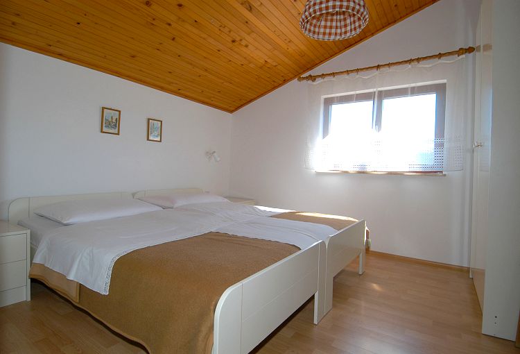 2 bis 3-Personenapp.**, (ca. 32 mq),bestehend aus DZ, K�che mit Couch & Balkon Nord, Meerblick, DU/WC auf dem Gang, 2. Stock.<br><br>Ausstattung: E-Herd mit 2 Kochplatten, K�hlschrank, Kaffe- und Brotmaschine, E-Wasserkocher,  Pension Theimer Mali Losinj