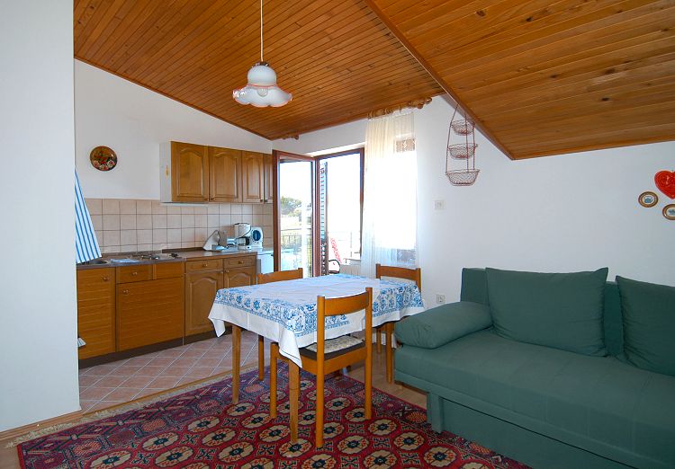 2 bis 3-Personenapp.**, (ca. 32 mq),bestehend aus DZ, K�che mit Couch & Balkon Nord, Meerblick, DU/WC auf dem Gang, 2. Stock.<br><br>Ausstattung: E-Herd mit 2 Kochplatten, K�hlschrank, Kaffe- und Brotmaschine, E-Wasserkocher,  Pension Theimer Mali Losinj