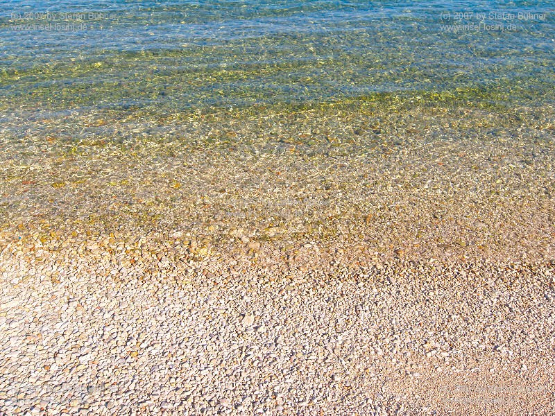 Glasklares Wasser an einem Strand in Nerezine