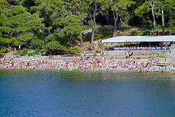 Strand in Rovenska, ein Ortsteil von Veli Losinj